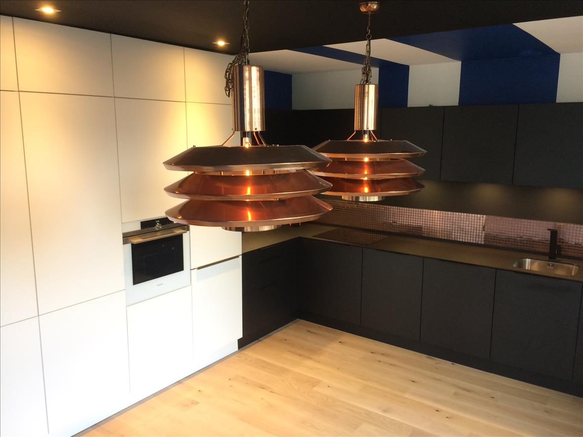 Cuisine ouverte de style moderne noir à Nantes | Raison Home - 6