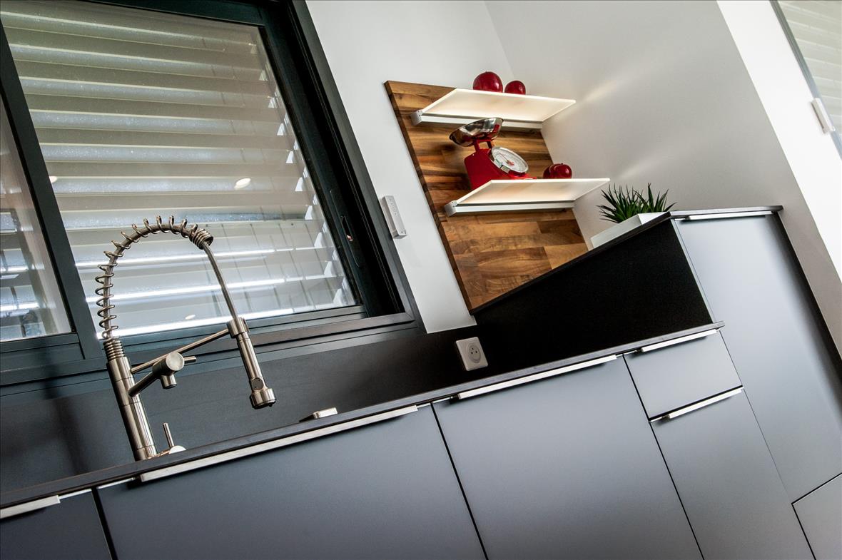 Cuisine ouverte de style moderne noir mat et bois à Bonvillard | Raison Home - 5