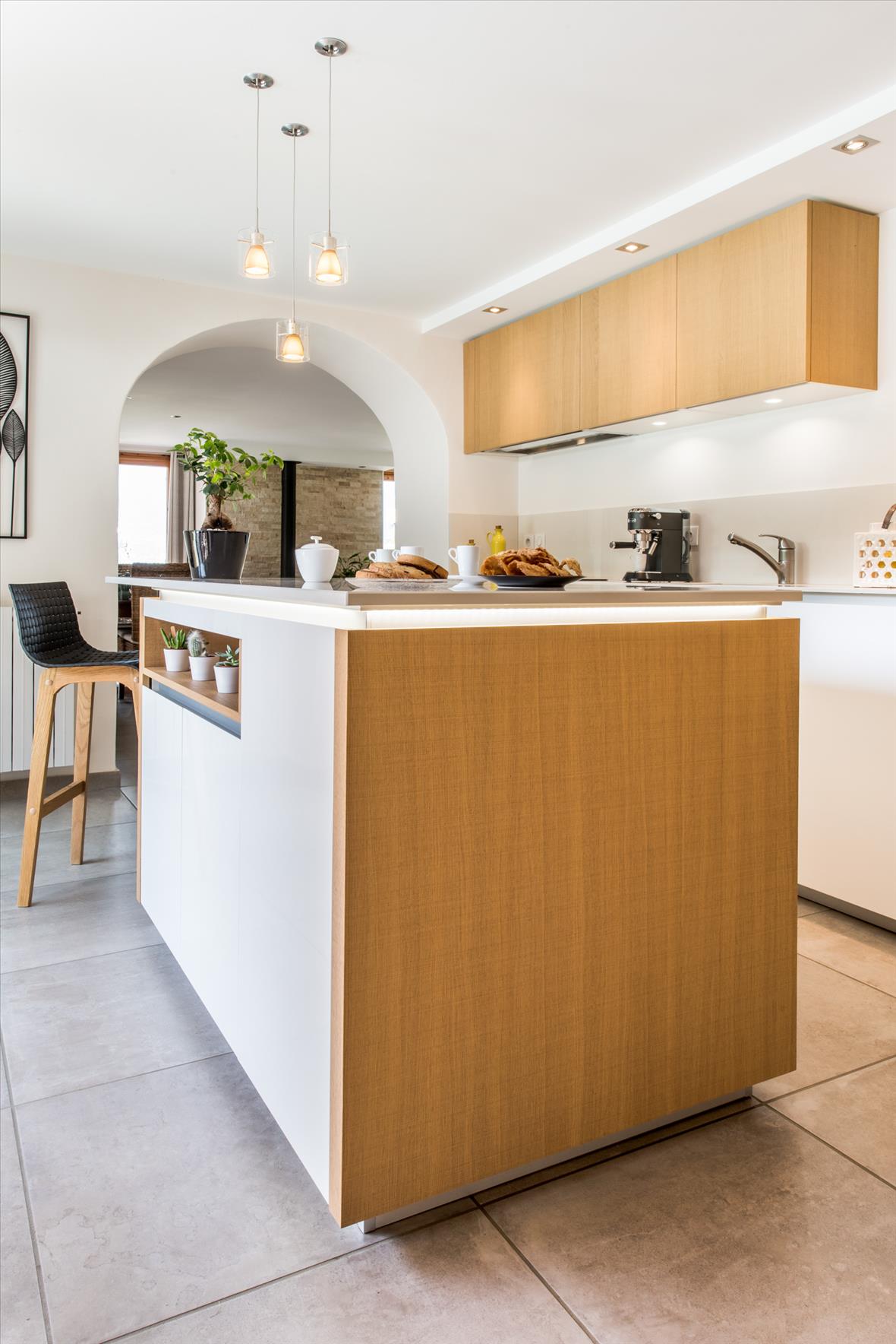 Cuisine ouverte de style contemporain bois et blanc à Monthion | Raison Home - 5