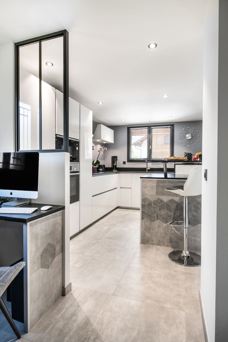 Cuisine contemporaine gris clair avec îlot à Albertville | Raison Home - 3