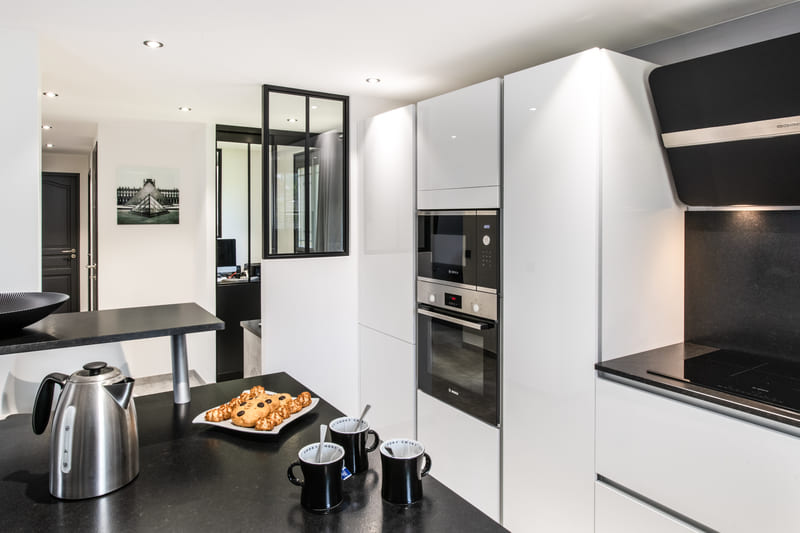 Cuisine contemporaine gris clair avec îlot à Albertville | Raison Home - 6