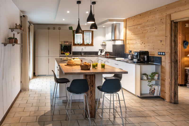 Cuisine contemporaine beige et bois avec îlot à Mercury | Raison Home - 1