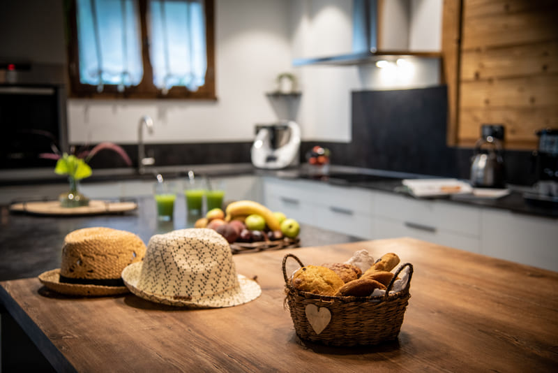 Cuisine contemporaine beige et bois avec îlot à Mercury 2