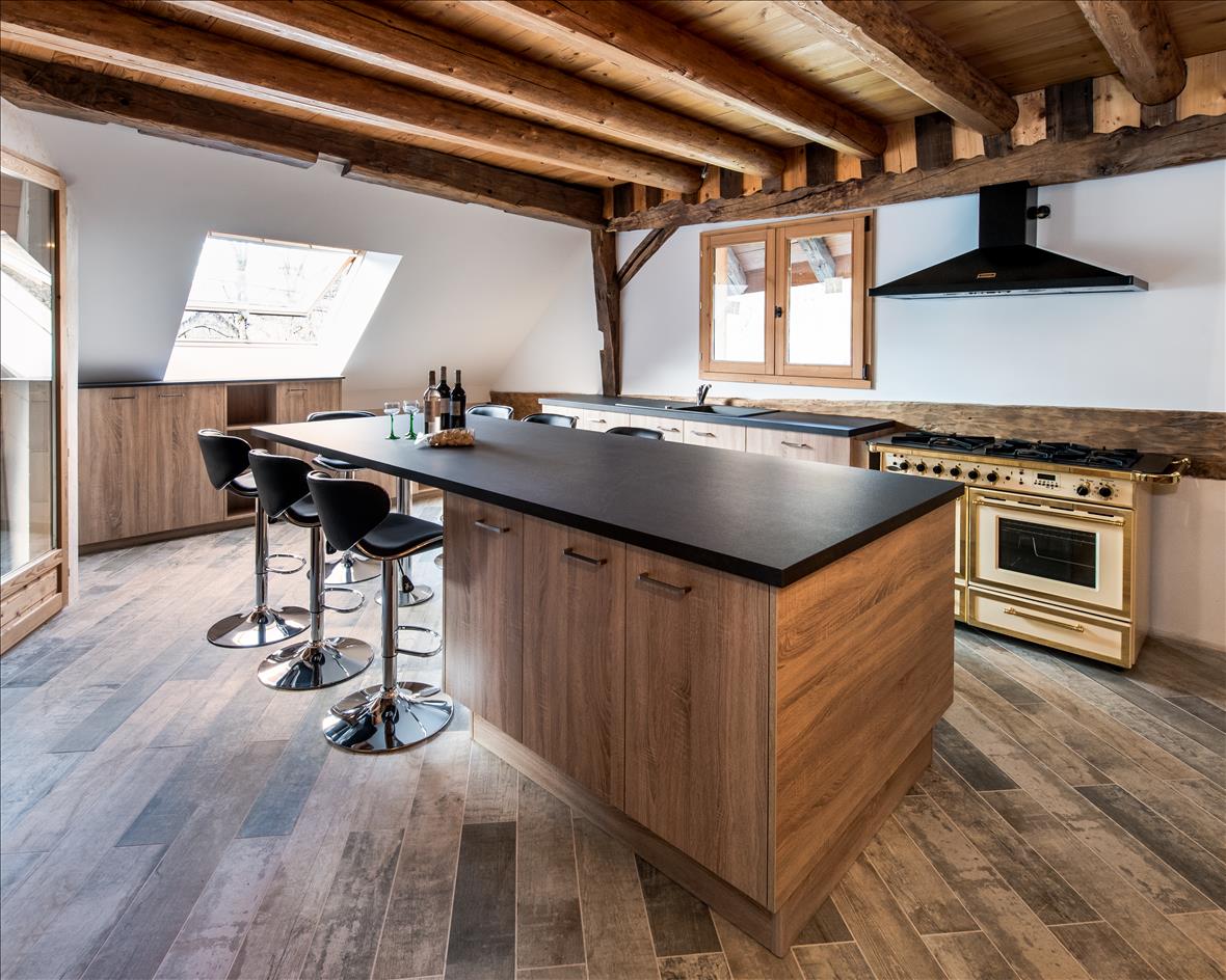Cuisine ouverte de style moderne bois et gris à Saint-Vital | Raison Home - 1