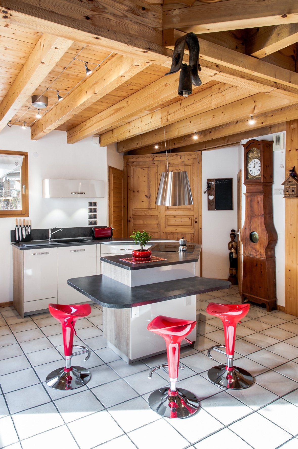 Cuisine ouverte de style contemporain et rustique à Gilly-sur-Isère | Raison Home - 1