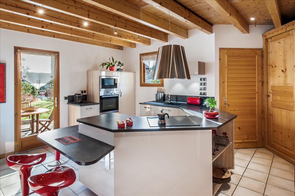 Cuisine ouverte de style contemporain et rustique à Gilly-sur-Isère | Raison Home - 2