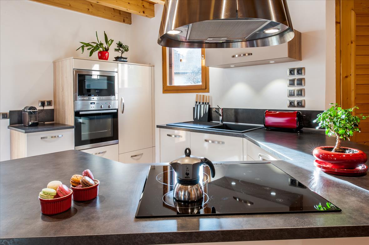 Cuisine ouverte de style contemporain et rustique à Gilly-sur-Isère | Raison Home - 3