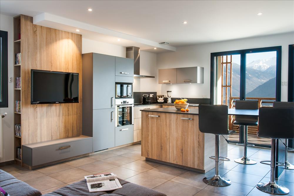 Cuisine ouverte de style moderne bois et gris à Albertville | Raison Home - 1