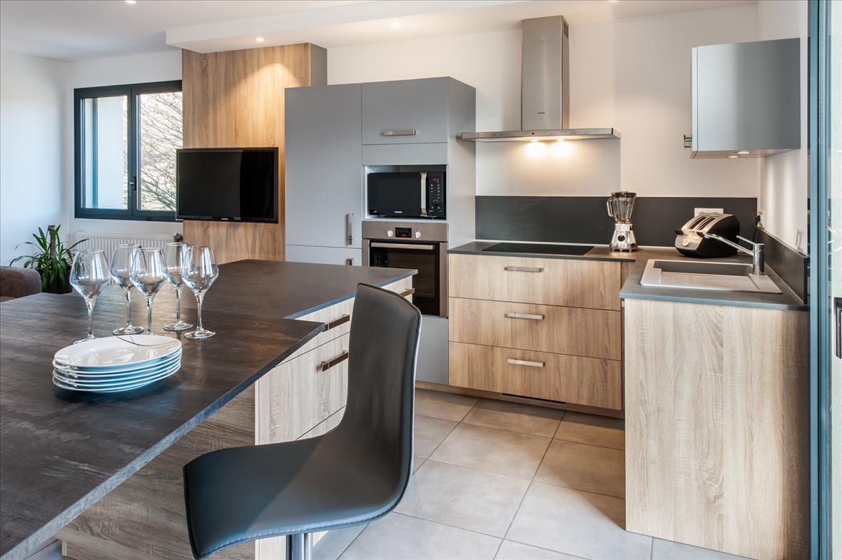 Cuisine ouverte de style moderne bois et gris à Albertville | Raison Home - 2