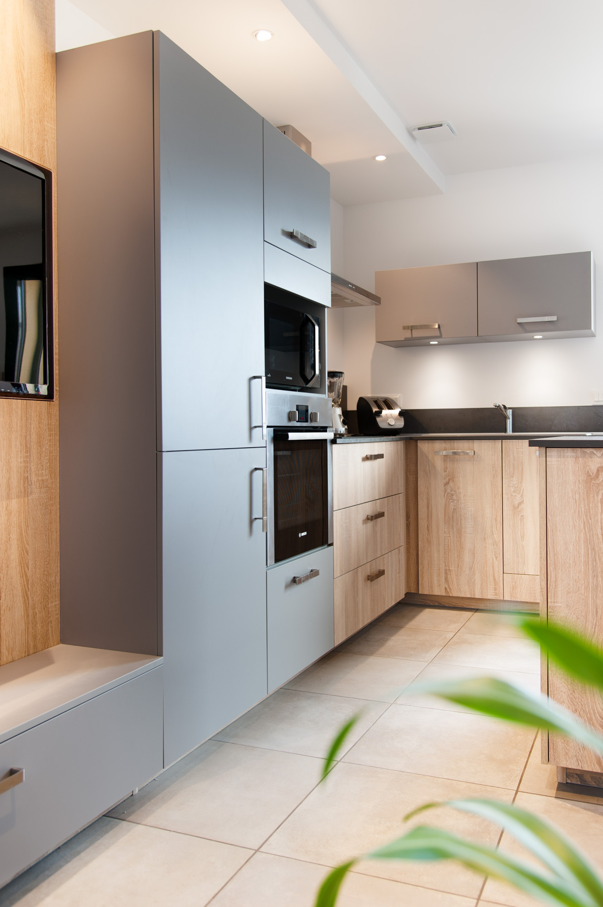 Cuisine ouverte de style moderne bois et gris à Albertville | Raison Home - 3