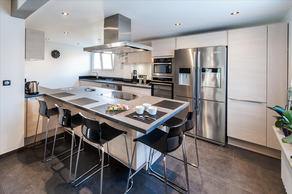 Cuisine ouverte de style moderne blanc avec îlot central à Gilly-sur-Isère | Raison Home - 1