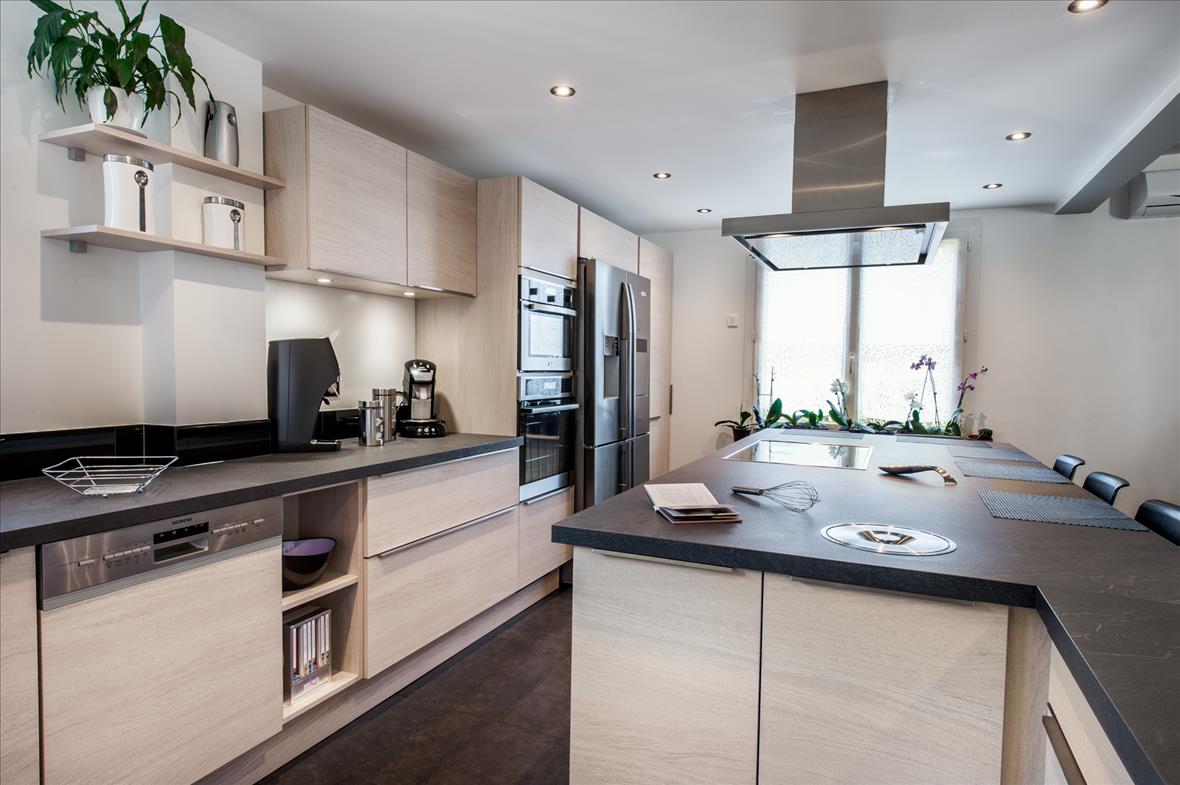 Cuisine ouverte de style moderne blanc avec îlot central à Gilly-sur-Isère | Raison Home - 3