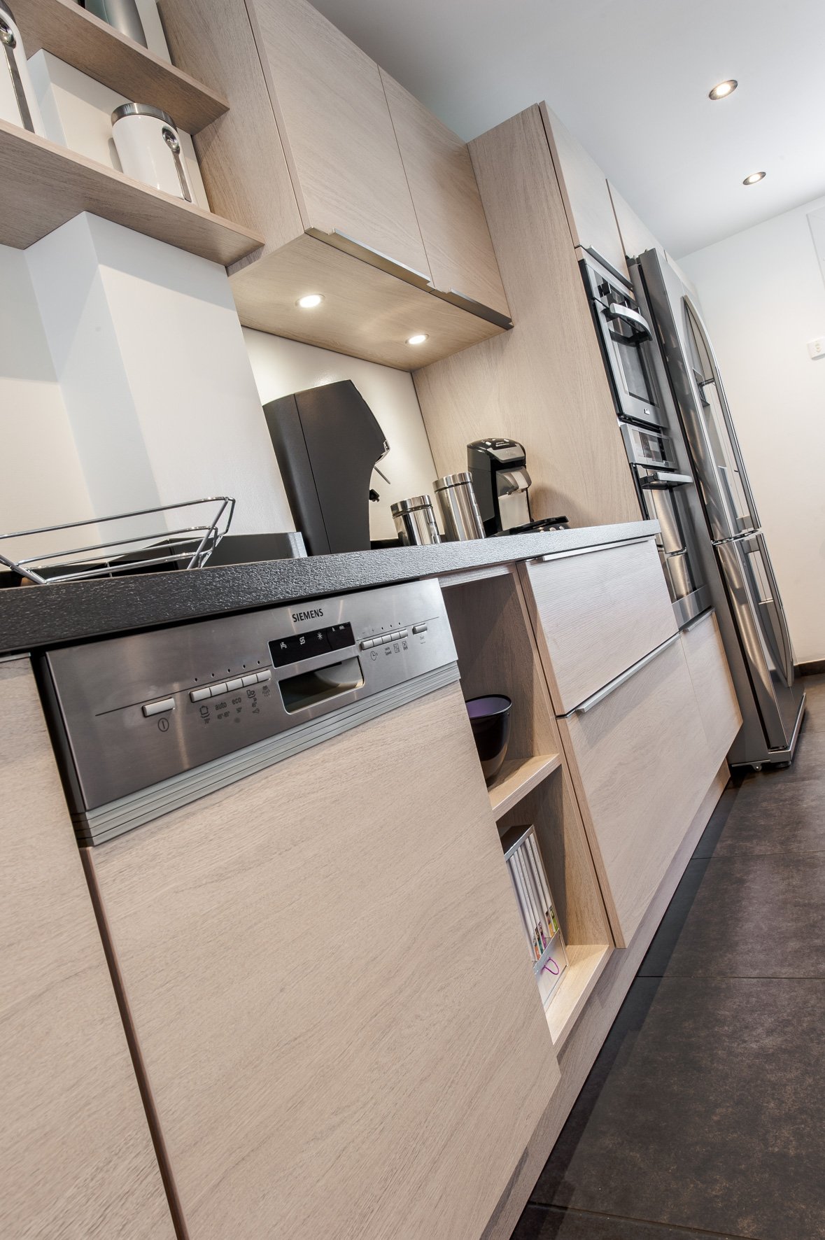 Cuisine ouverte de style moderne blanc avec îlot central à Gilly-sur-Isère | Raison Home - 4