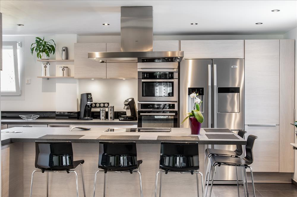 Cuisine ouverte de style moderne blanc avec îlot central à Gilly-sur-Isère | Raison Home - 5