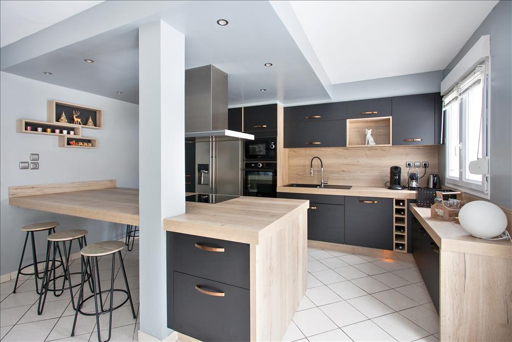 Cuisine ouverte de style contemporain noir à Calais | Raison Home - 5