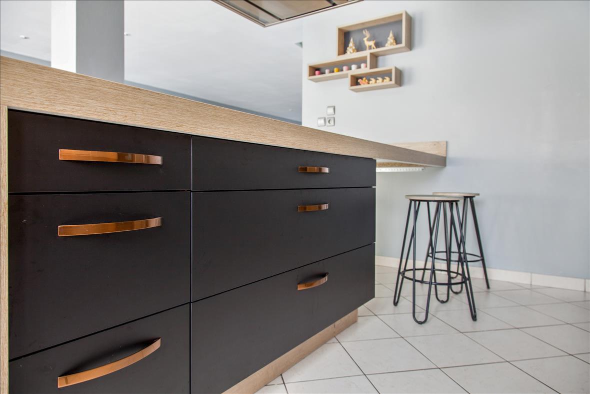 Cuisine ouverte de style contemporain noir à Calais | Raison Home - 3