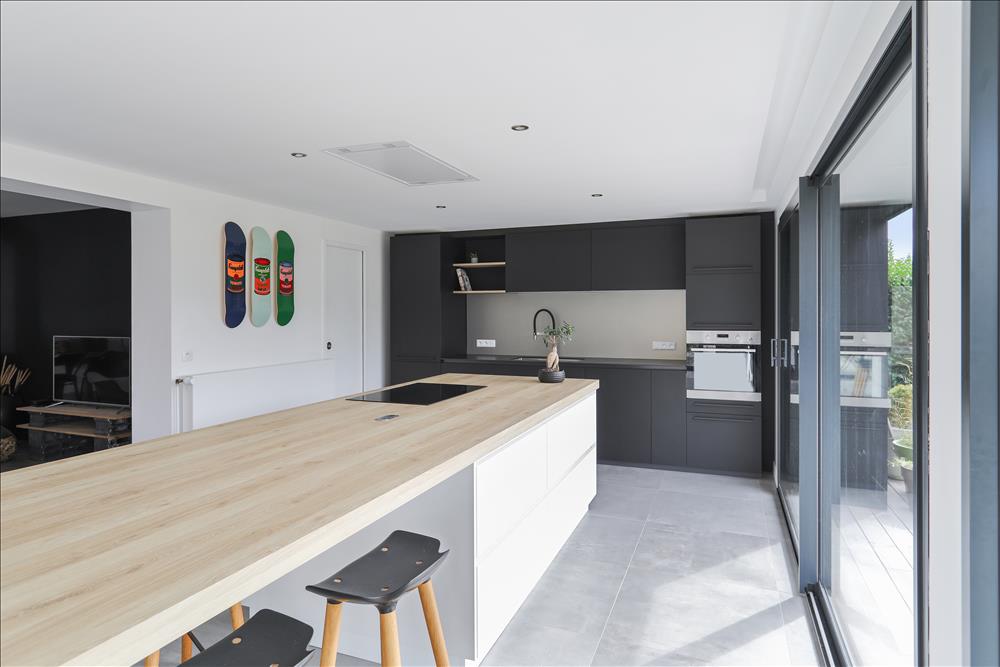 Cuisine ouverte de style moderne noir et blanc à Sangatte | Raison Home - 4