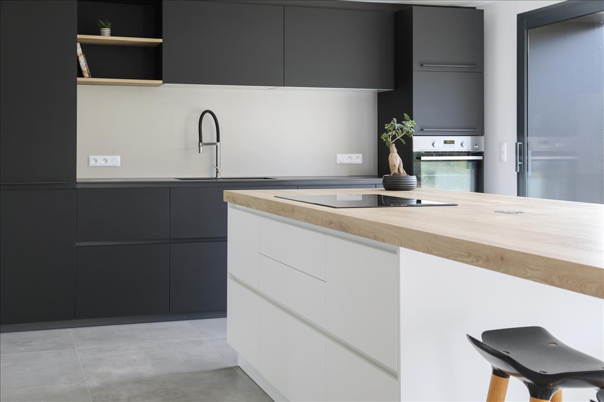 Cuisine ouverte de style moderne noir et blanc à Sangatte | Raison Home - 3