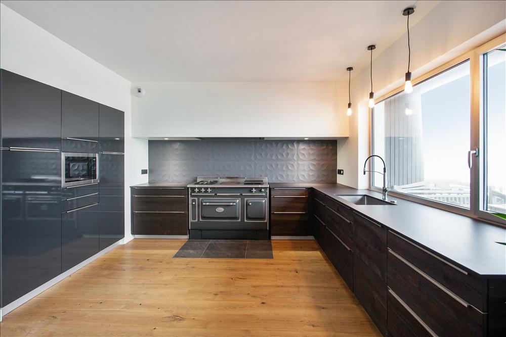 Cuisine fermée de style contemporain bois et noir à Sangatte | Raison Home - 6