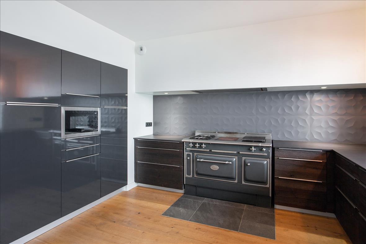 Cuisine fermée de style contemporain bois et noir à Sangatte | Raison Home - 4