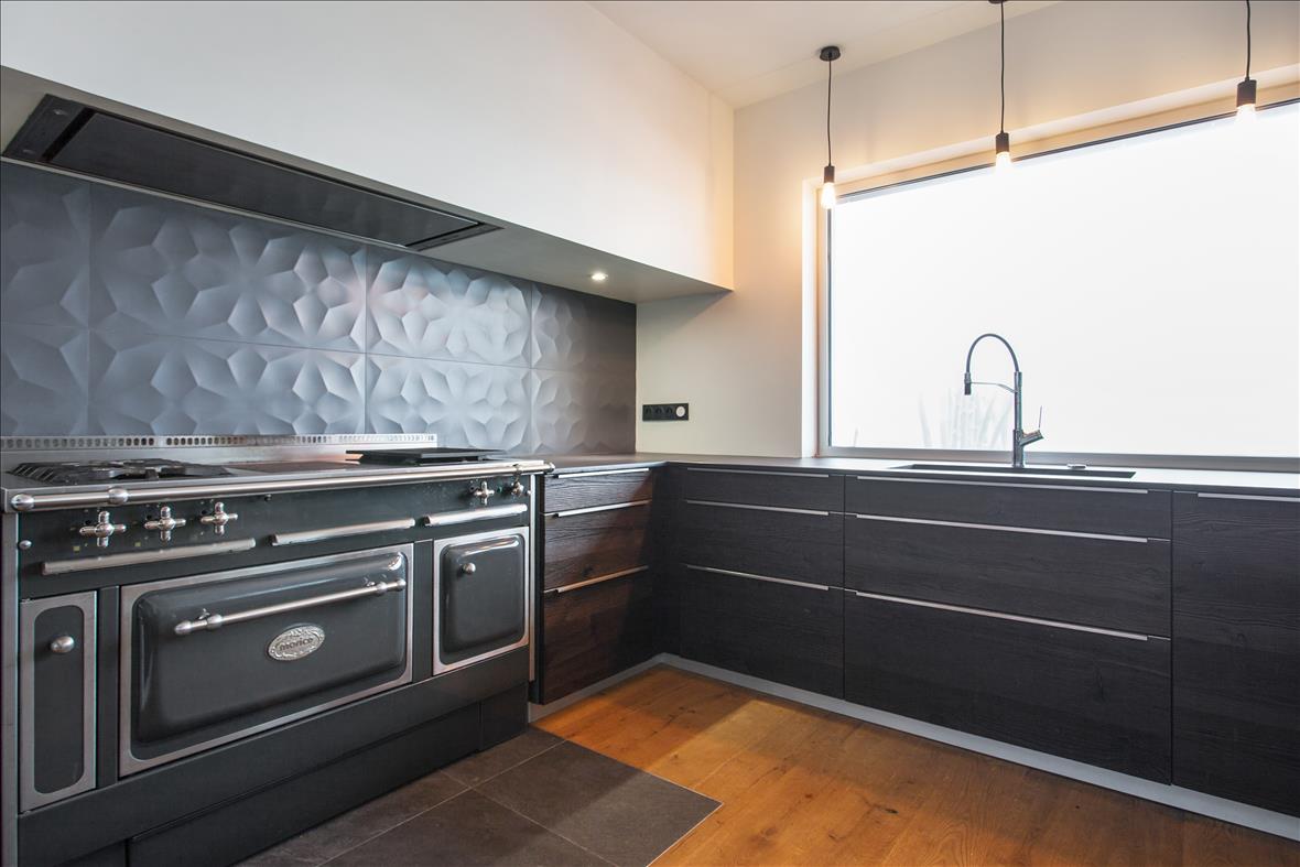 Cuisine fermée de style contemporain bois et noir à Sangatte | Raison Home - 3