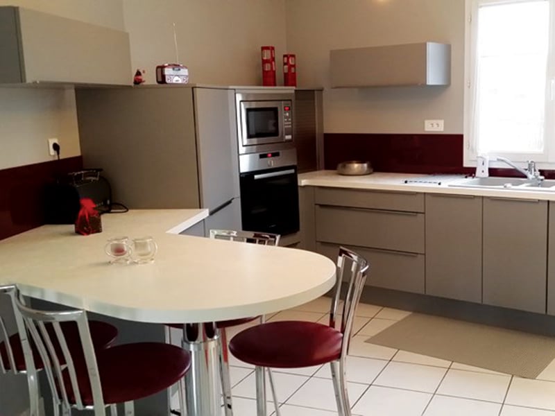 Cuisine ouverte de style moderne blanc et beige à Niort | Raison Home - 1