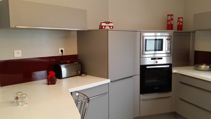 Cuisine ouverte de style moderne blanc et beige à Niort | Raison Home - 4