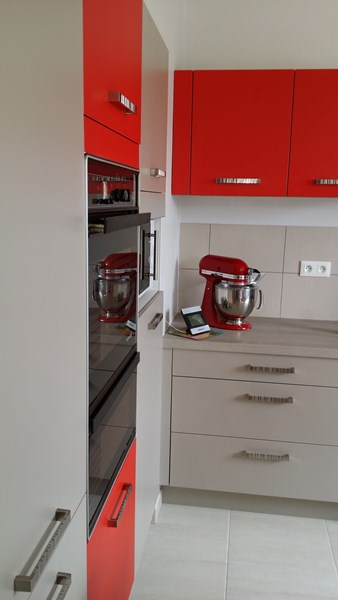 Cuisine contemporaine gris clair et rouge à Niort | Raison Home - 2