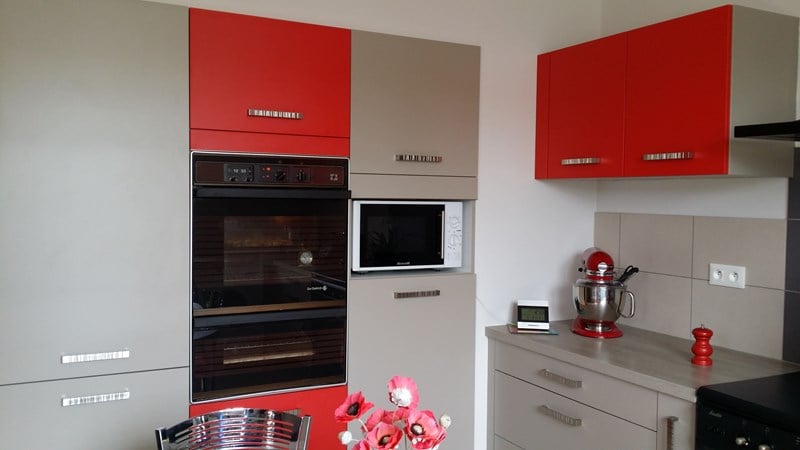 Cuisine contemporaine gris clair et rouge à Niort | Raison Home - 3