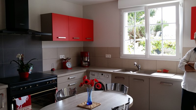 Cuisine contemporaine gris clair et rouge à Niort | Raison Home - 4