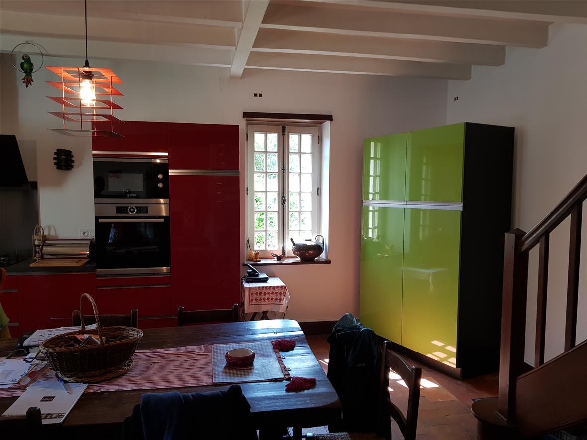 Cuisine ouverte de style moderne jaune à Saint-Epain | Raison Home - 4