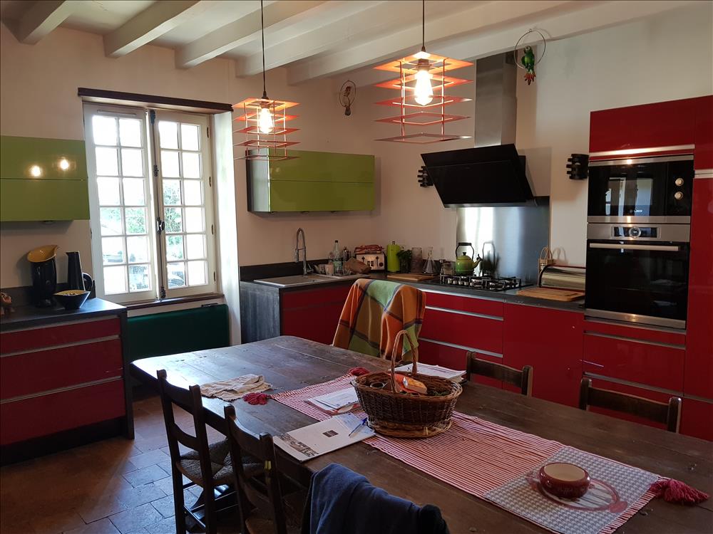 Cuisine ouverte de style moderne jaune à Saint-Epain | Raison Home - 1