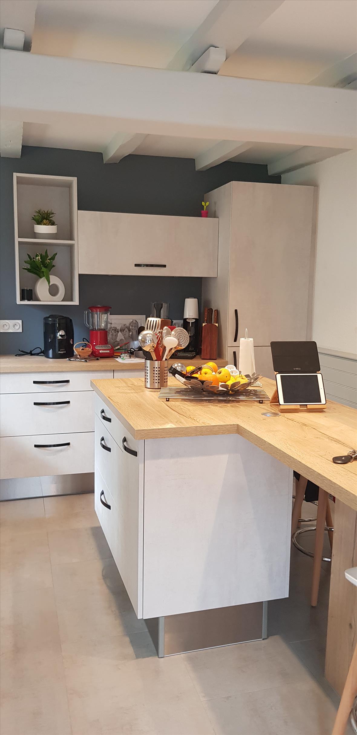 Cuisine fermée de style contemporain blanc à Thuré 3