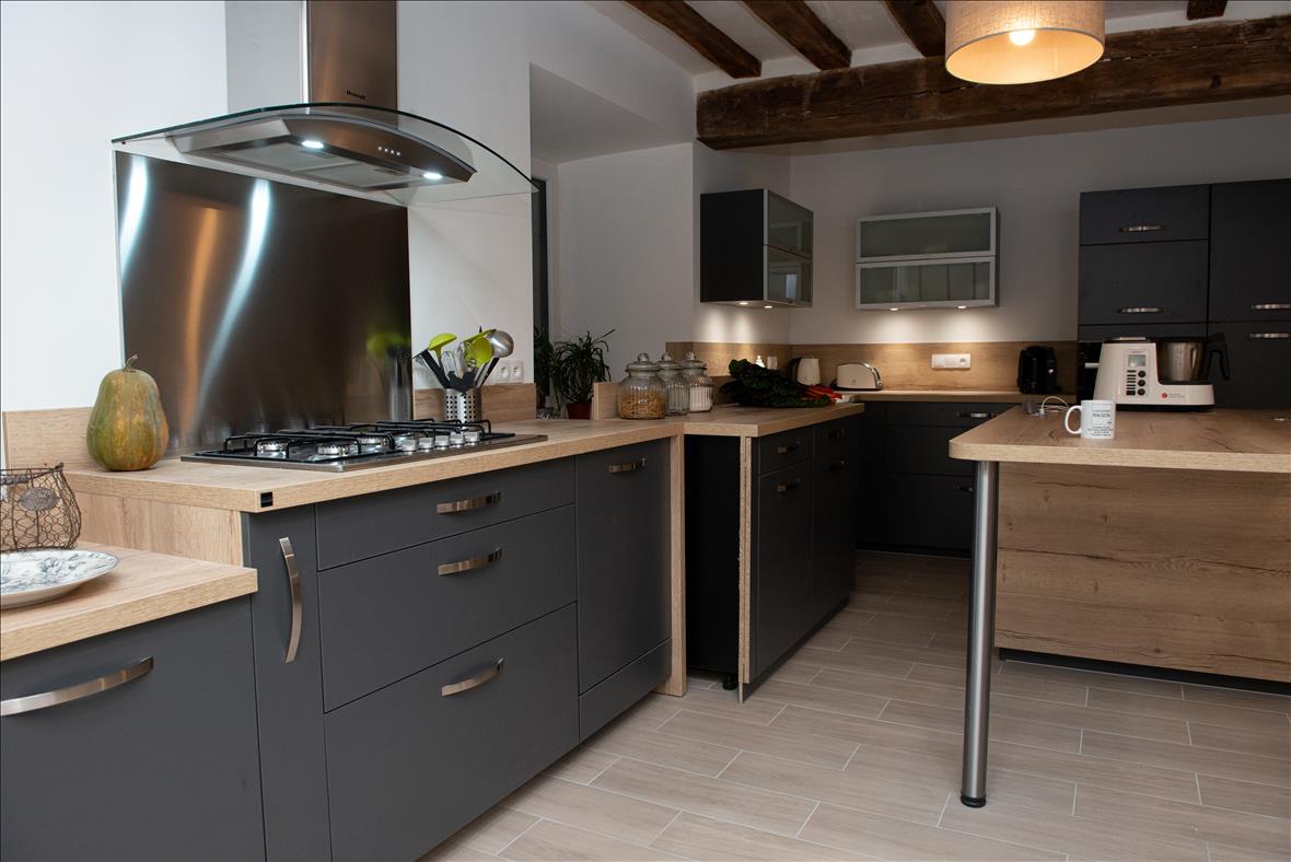 Cuisine ouverte de style contemporain noir à Ruffec | Raison Home - 5