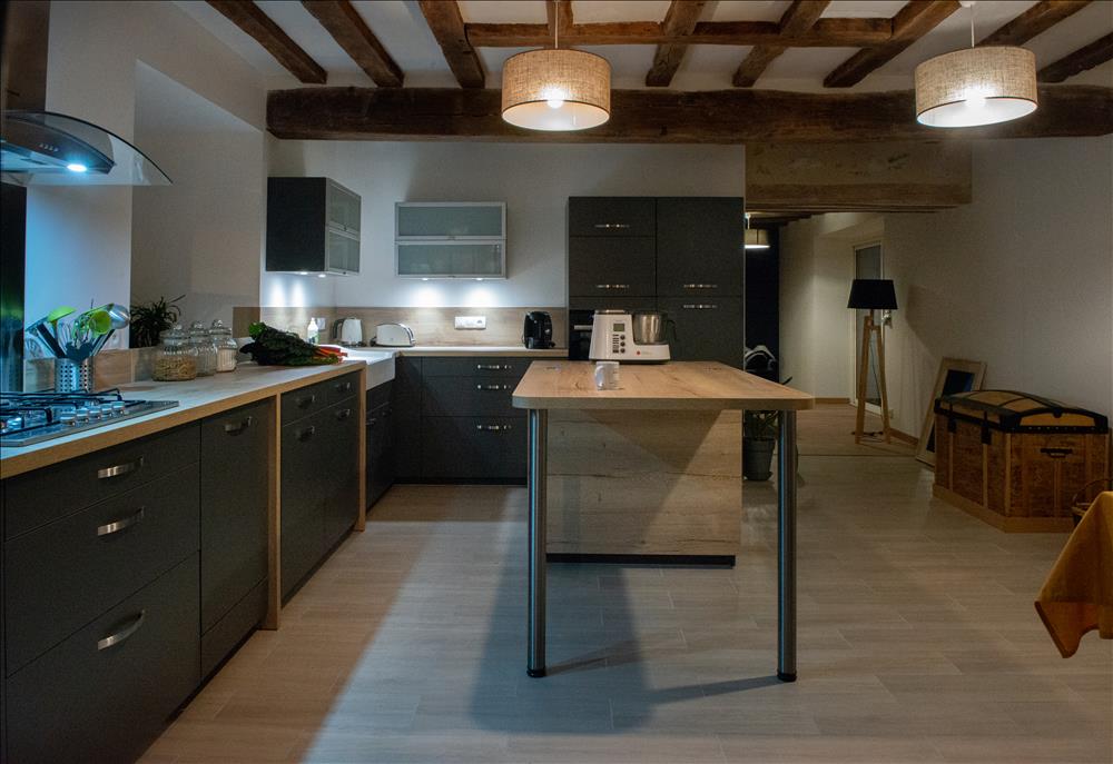 Cuisine ouverte de style contemporain noir à Ruffec | Raison Home - 7