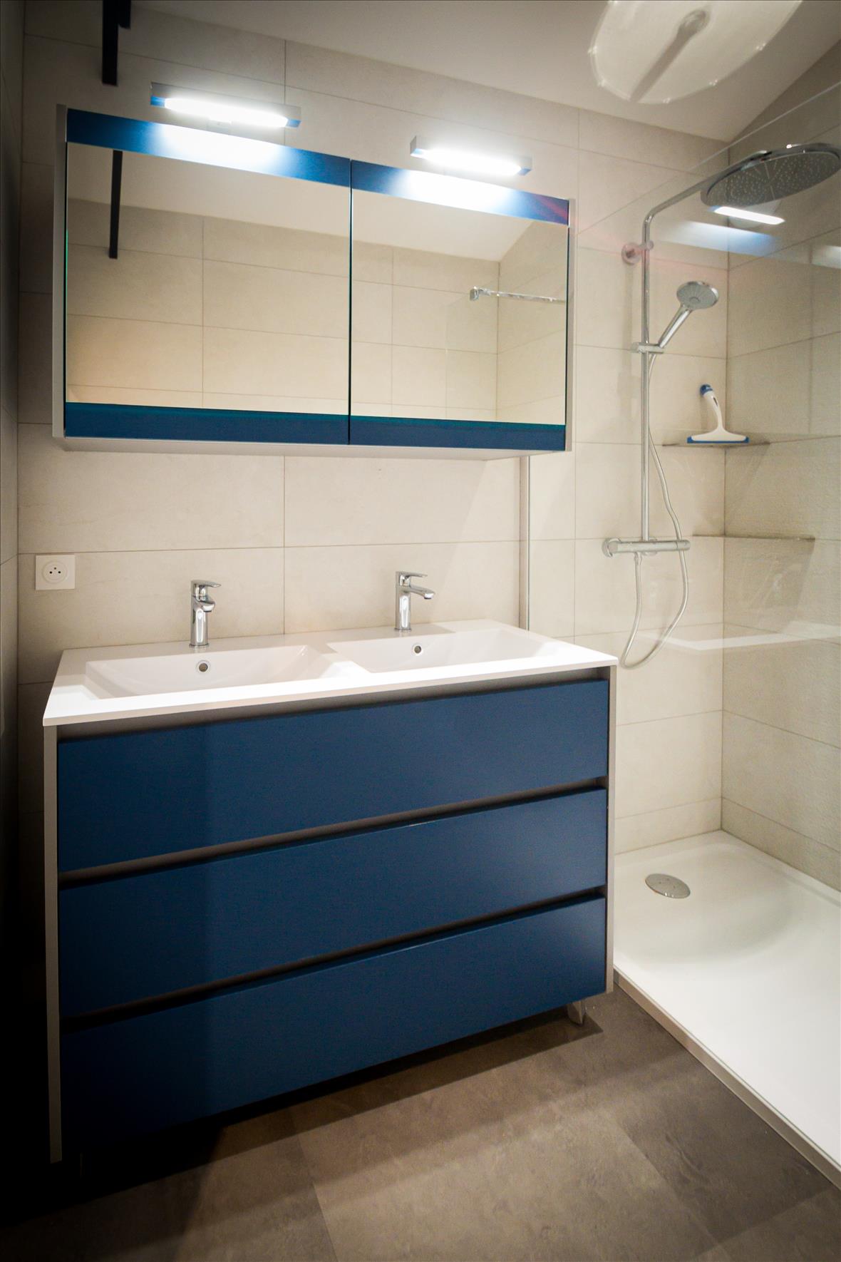 Salle de bains de style contemporain à Châtellerault 6