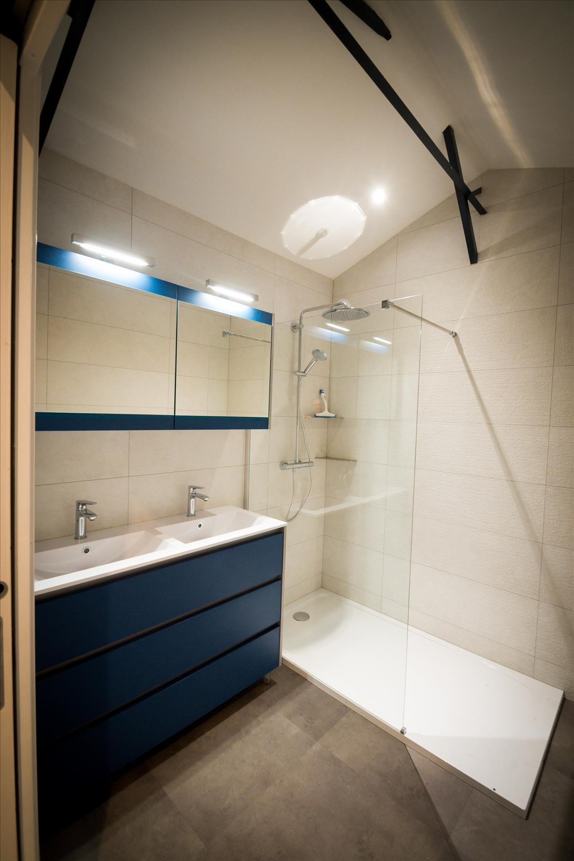 Salle de bains de style contemporain à Châtellerault 4