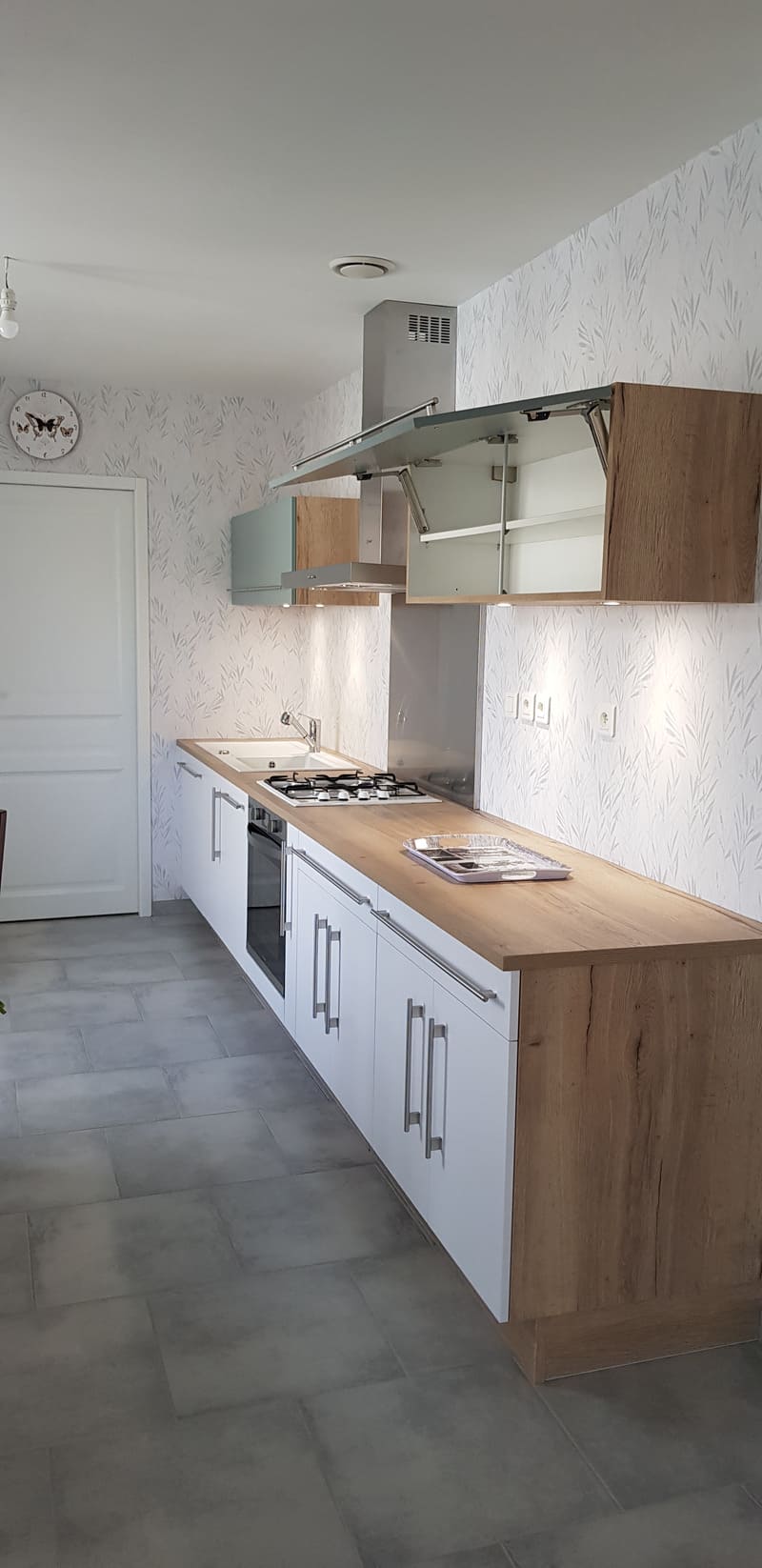 Cuisine contemporaine ouverte avec îlot rénovation à Châtellerault 3