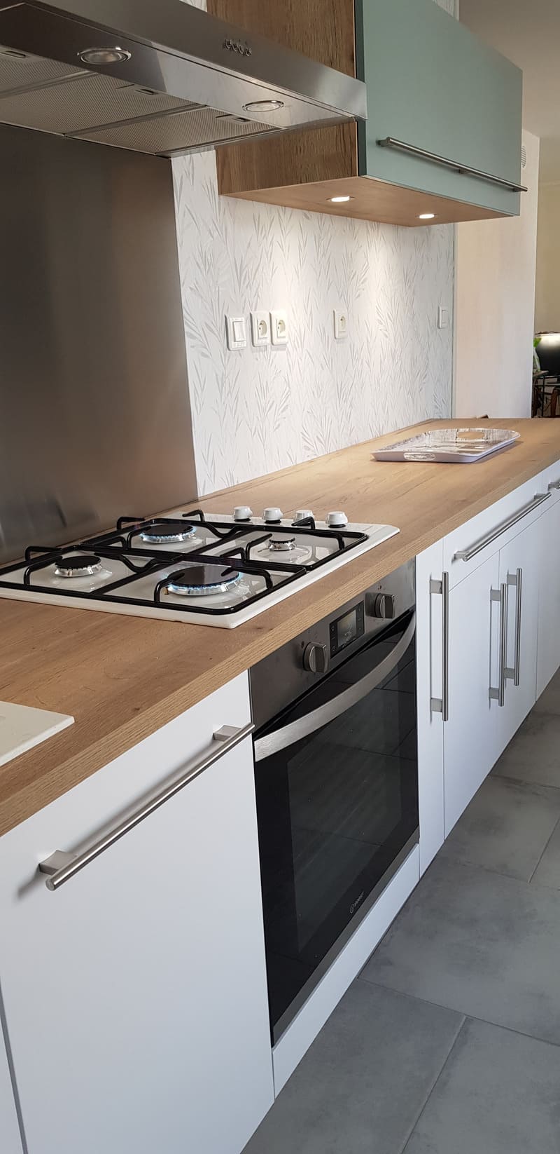 Cuisine contemporaine ouverte avec îlot rénovation à Châtellerault 1