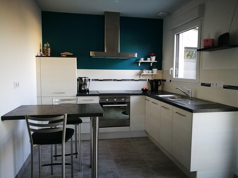 Cuisine ouverte avec espace repas à Rennes | Raison Home - 1