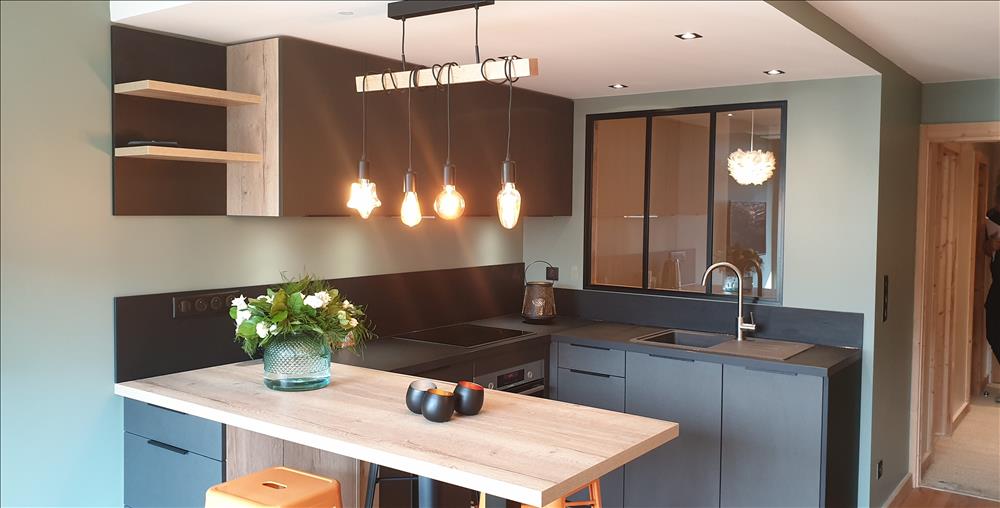 Cuisine ouverte de style moderne noir et gris à Morzine | Raison Home - 7