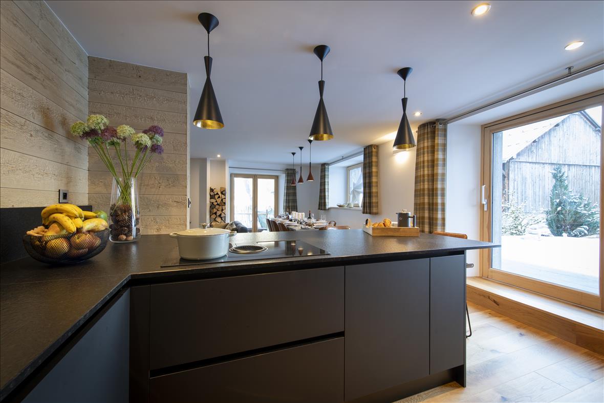 Cuisine ouverte de style moderne noir à Samoëns | Raison Home - 6