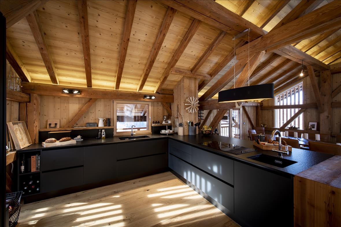 Cuisine ouverte de style moderne noir à Samoëns | Raison Home - 9