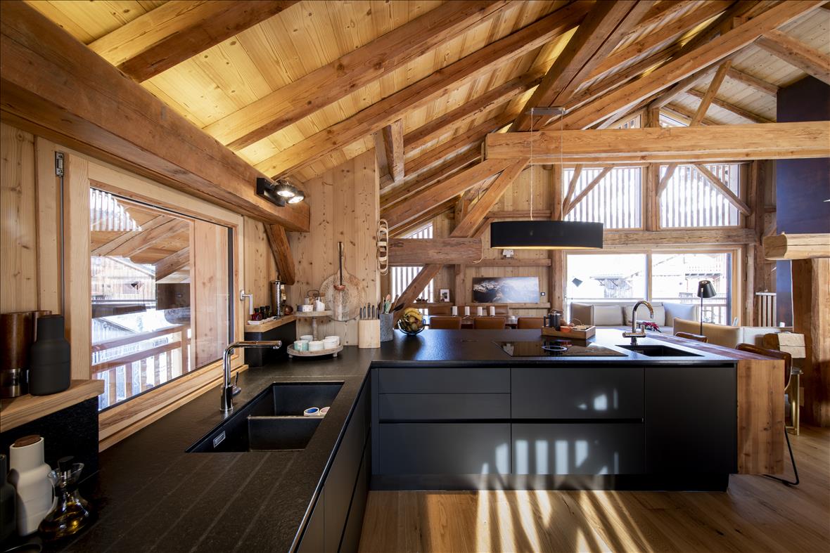 Cuisine ouverte de style moderne noir à Samoëns | Raison Home - 7