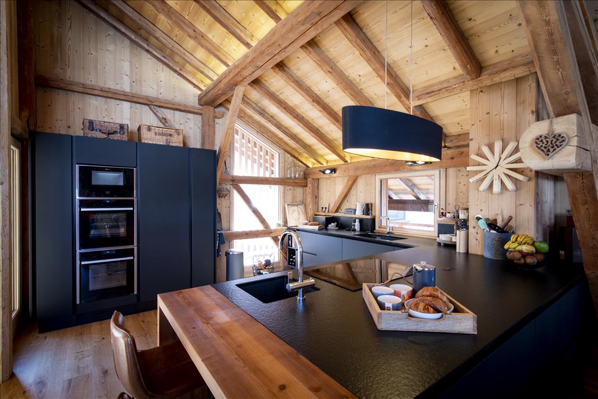 Cuisine ouverte de style moderne noir à Samoëns | Raison Home - 5