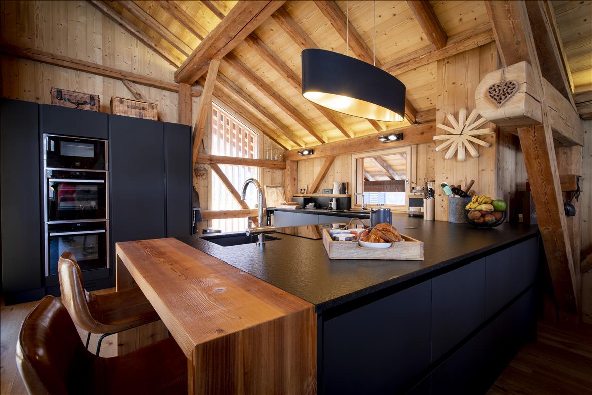 Cuisine ouverte de style moderne noir à Samoëns | Raison Home - 4