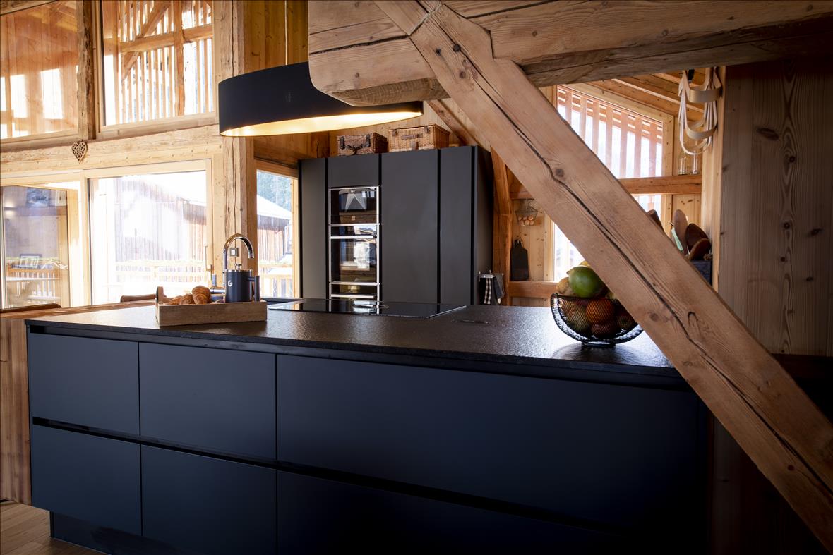 Cuisine ouverte de style moderne noir à Samoëns | Raison Home - 6