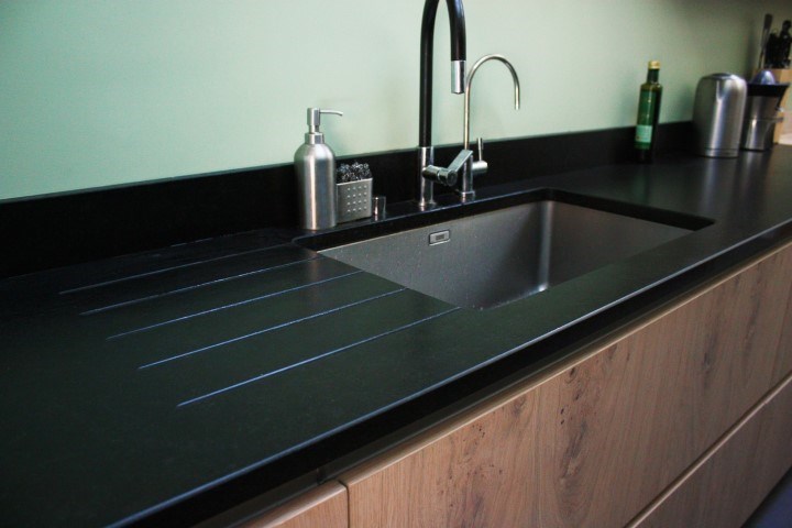 Cuisine fermée de style moderne blanc, bois et gris 7