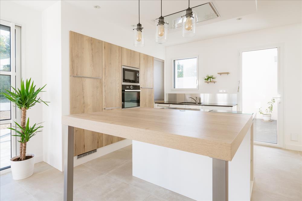 Cuisine ouverte de style contemporain bois à Janzé | Raison Home - 8