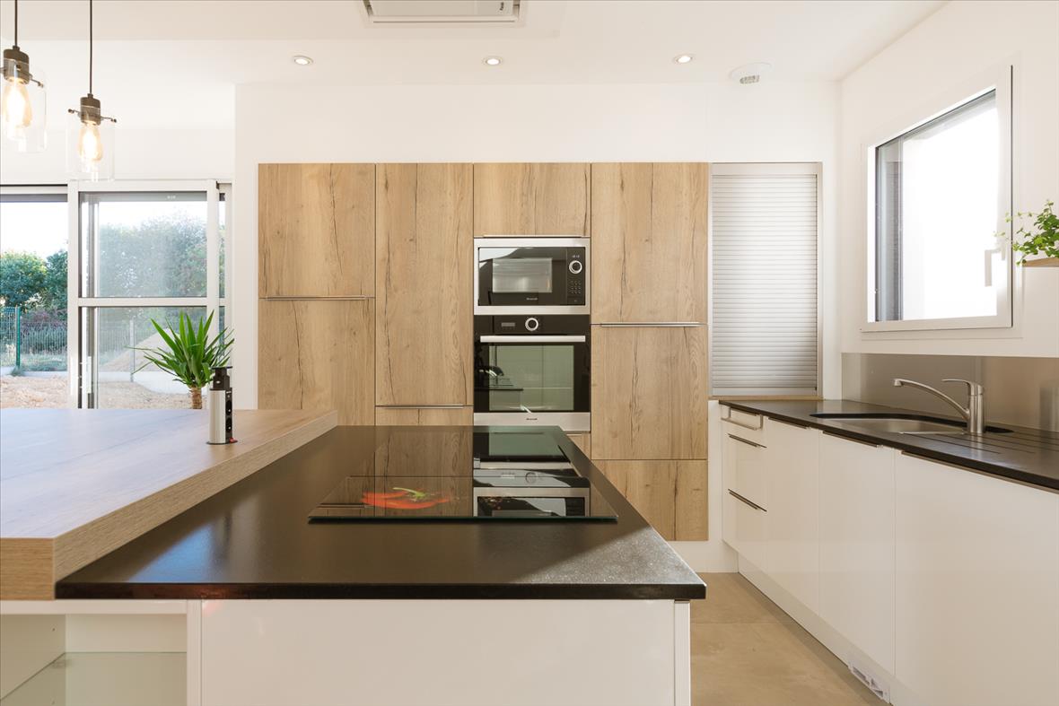 Cuisine ouverte de style contemporain bois à Janzé | Raison Home - 5